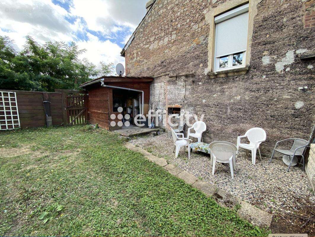 Maison à LE CHAMBON-FEUGEROLLES