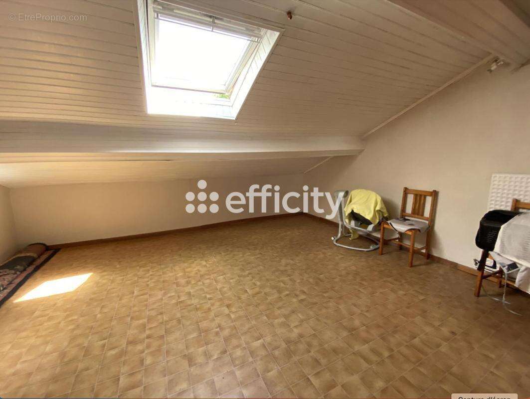 Maison à LE CHAMBON-FEUGEROLLES