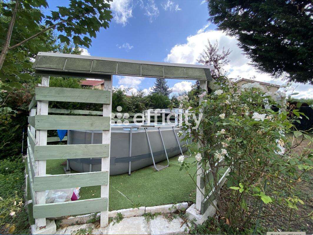 Maison à LE CHAMBON-FEUGEROLLES