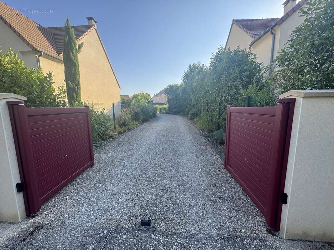 Allée - Maison à TOUSSUS-LE-NOBLE