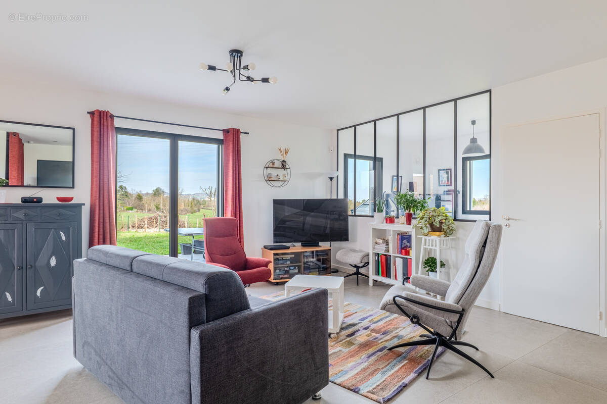 Maison à LA TOUR-DE-SALVAGNY