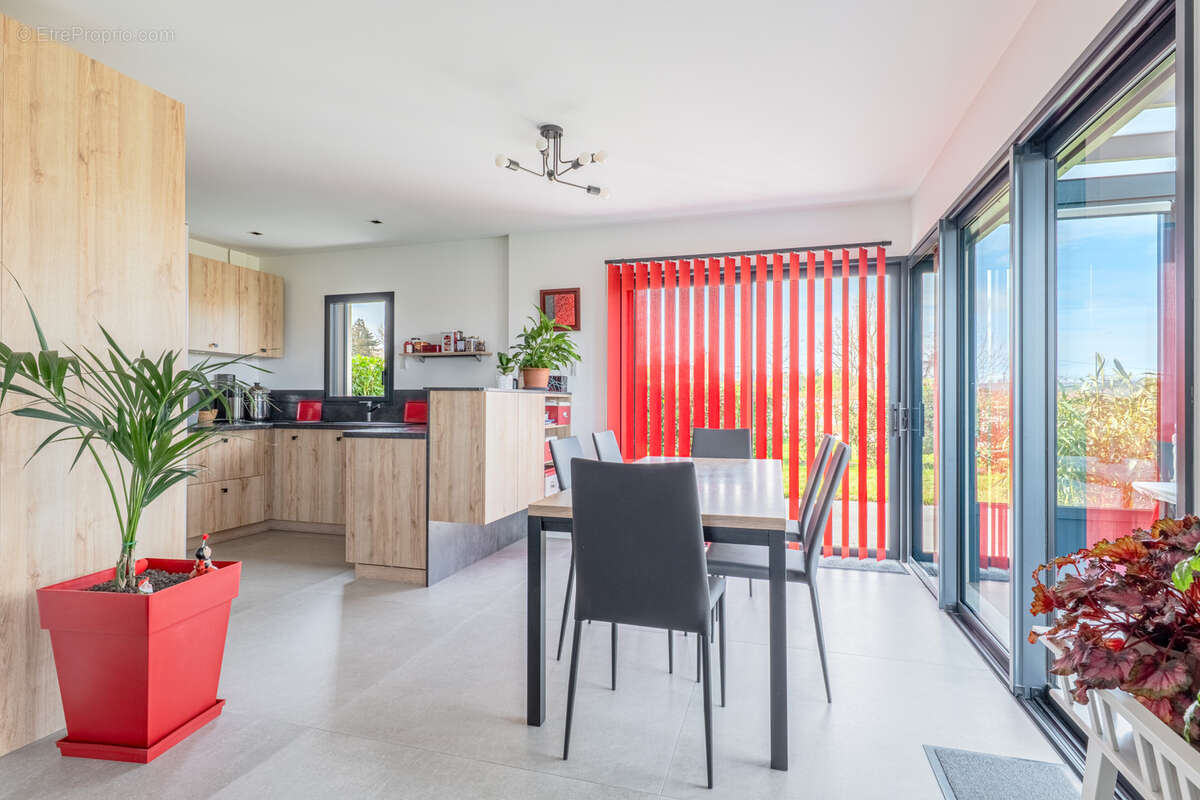 Maison à LA TOUR-DE-SALVAGNY