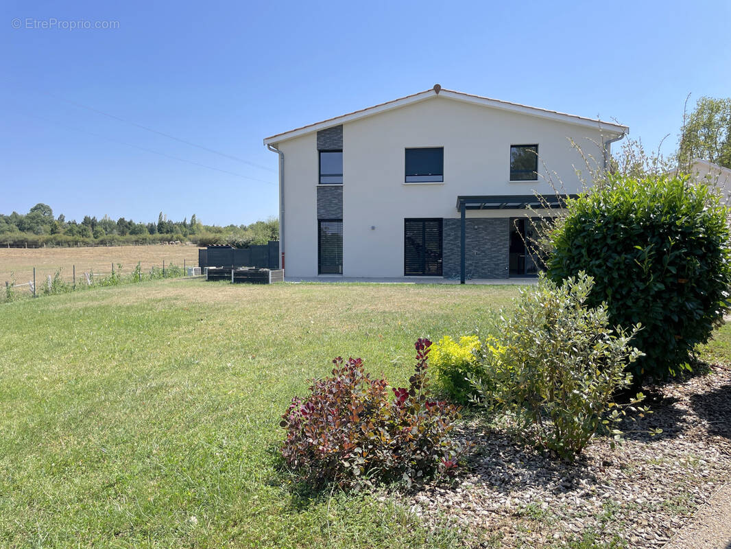 Maison à LA TOUR-DE-SALVAGNY