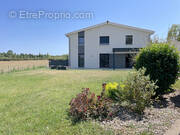 Maison à LA TOUR-DE-SALVAGNY