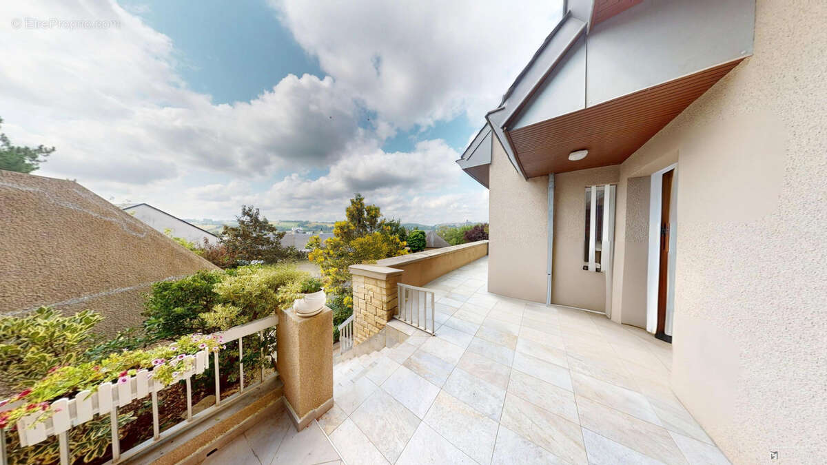 Maison à ONET-LE-CHATEAU