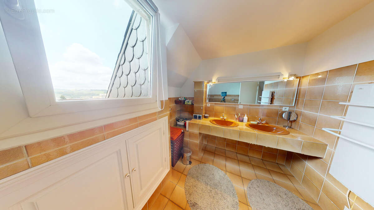 Maison à ONET-LE-CHATEAU