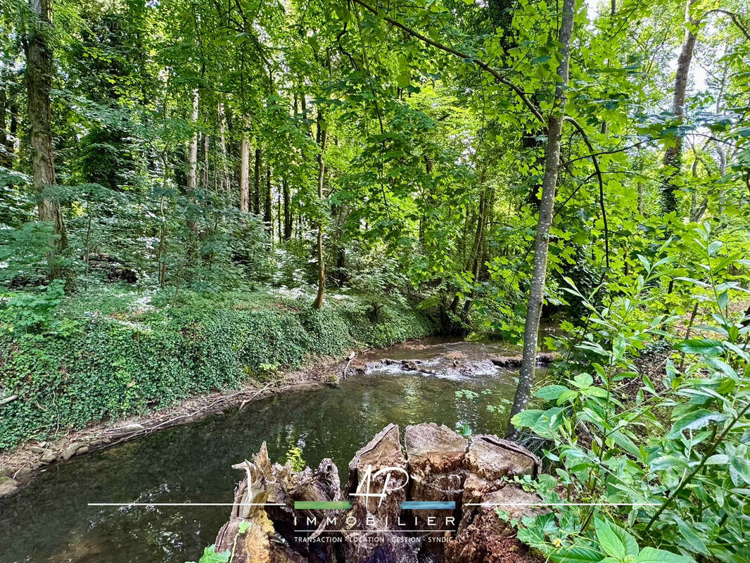 Terrain à SAINT-JULIEN
