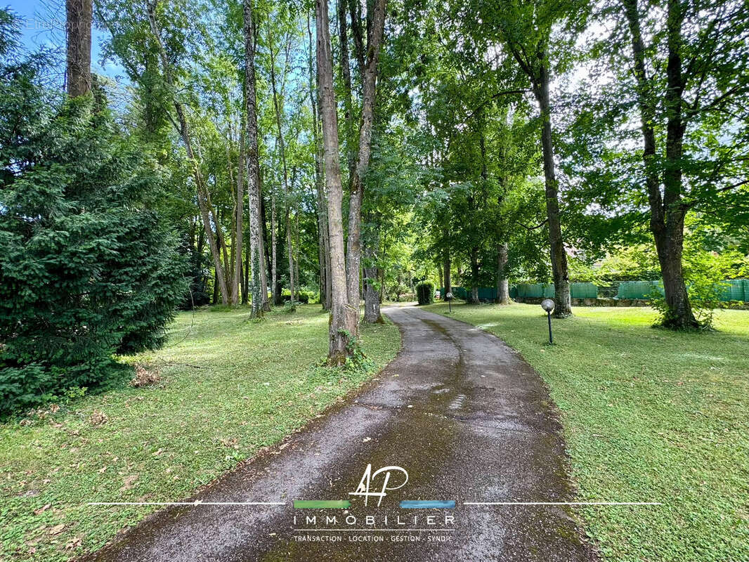 Terrain à SAINT-JULIEN