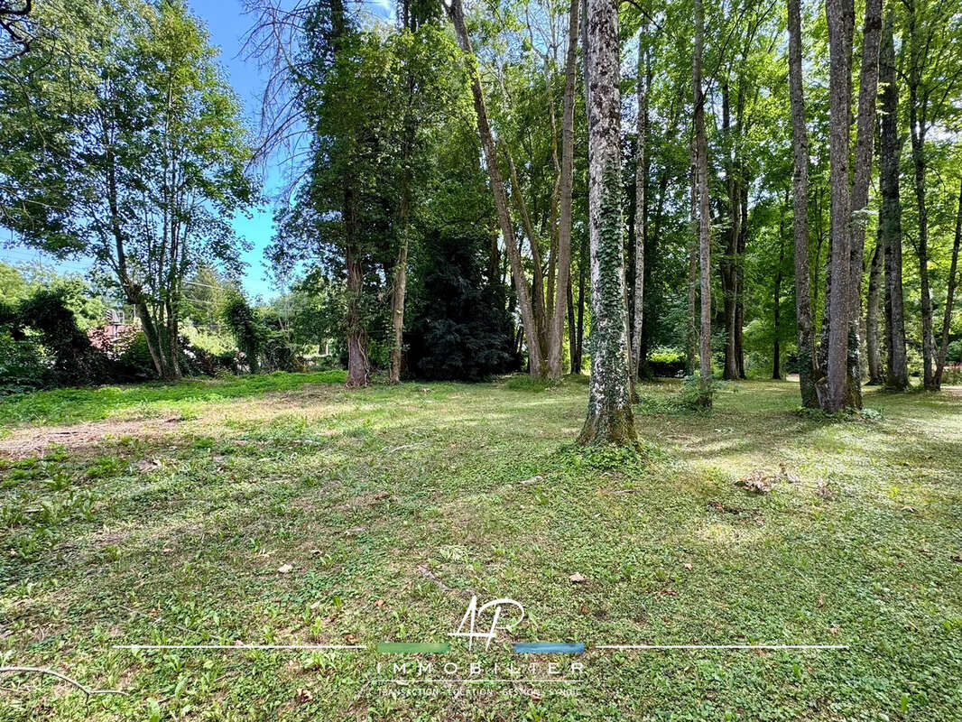 Terrain à SAINT-JULIEN