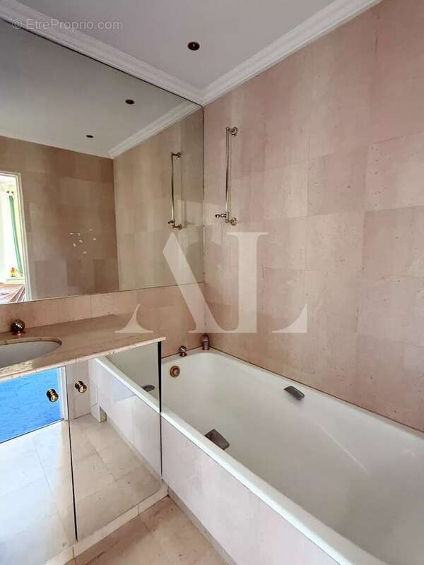 Appartement à VALLAURIS