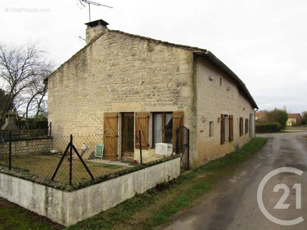 Maison à PIOUSSAY
