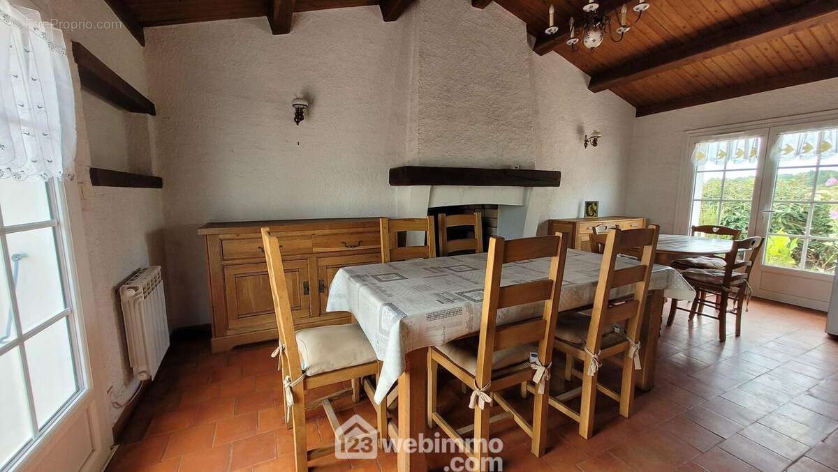 Avec son poêle côté salle à manger - Maison à LONGEVILLE-SUR-MER