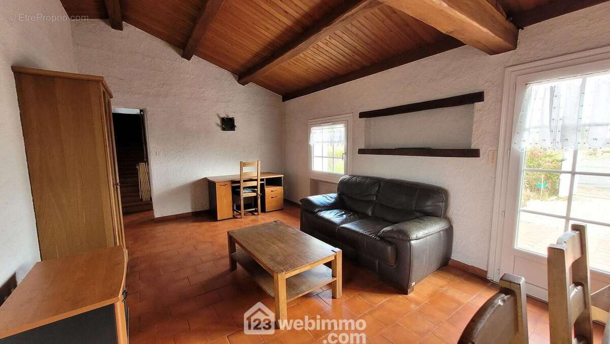 Un côté salon - Maison à LONGEVILLE-SUR-MER