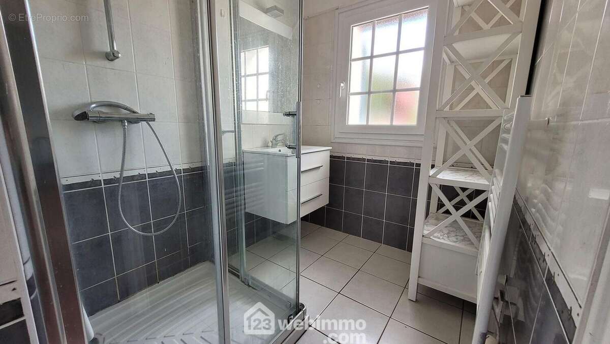 Une salle d&#039;eau et un WC séparé - Maison à LONGEVILLE-SUR-MER