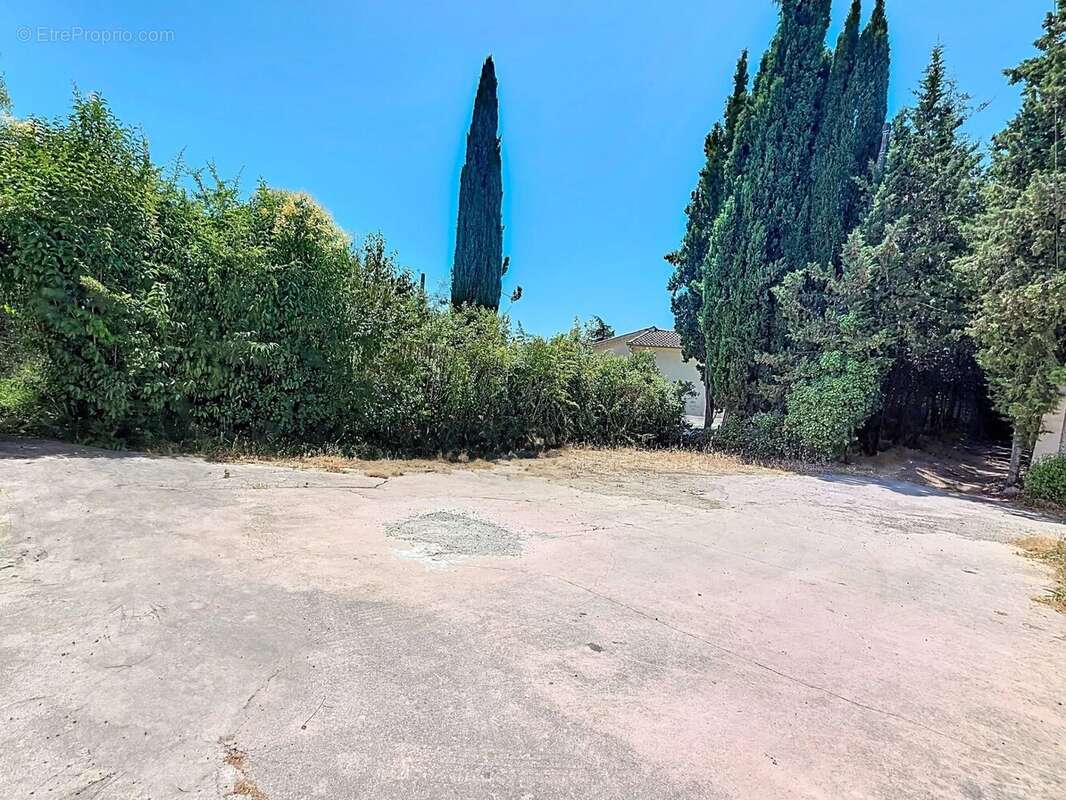 Maison à CHATEAUNEUF-VILLEVIEILLE