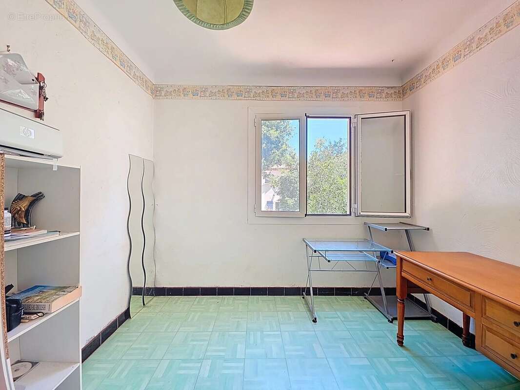 Maison à CHATEAUNEUF-VILLEVIEILLE