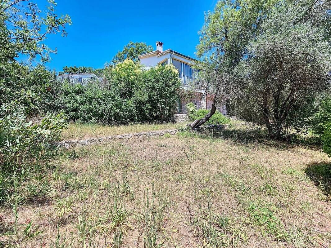 Maison à CHATEAUNEUF-VILLEVIEILLE