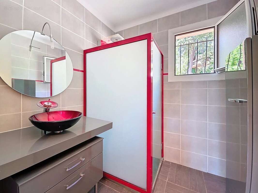 Maison à CHATEAUNEUF-VILLEVIEILLE