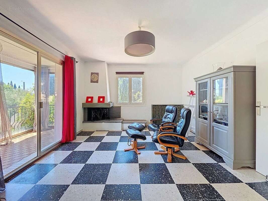 Maison à CHATEAUNEUF-VILLEVIEILLE