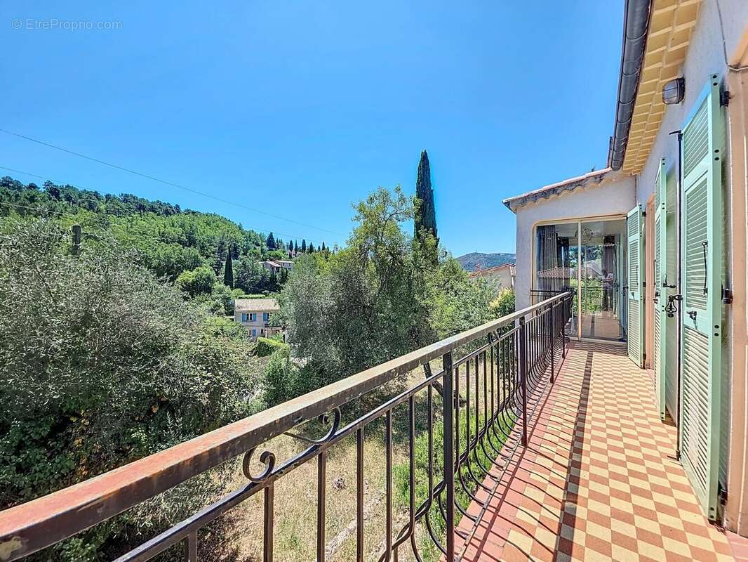 Maison à CHATEAUNEUF-VILLEVIEILLE