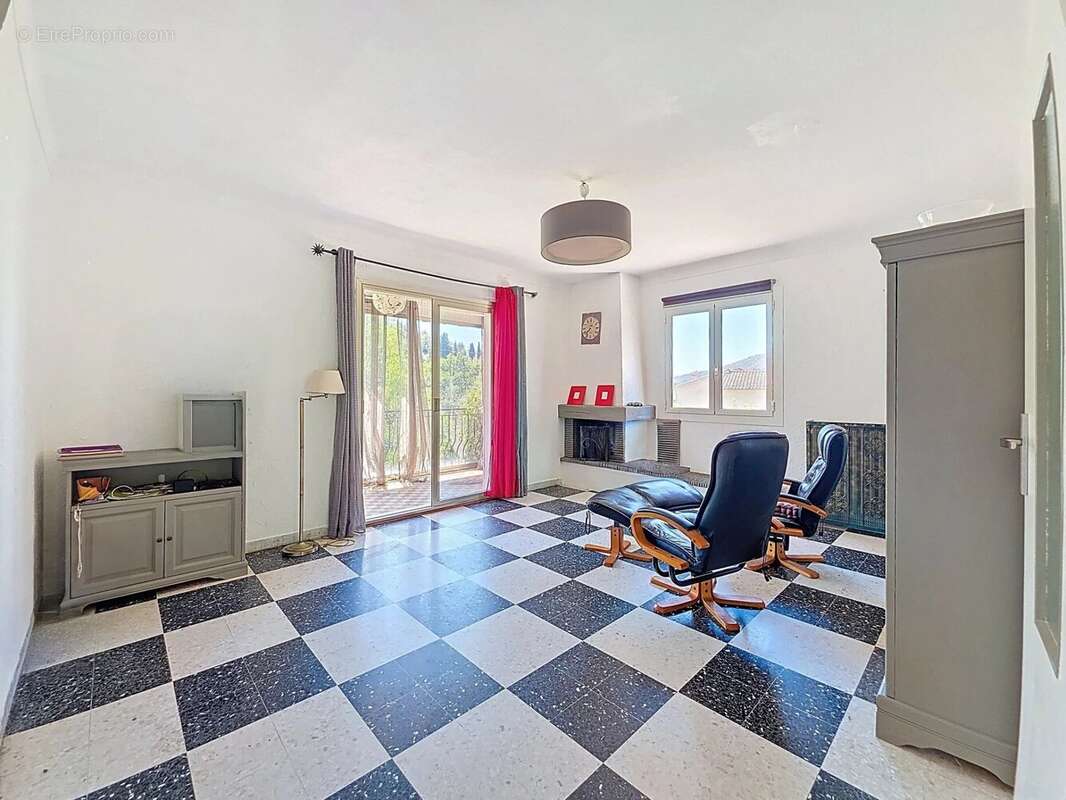 Maison à CHATEAUNEUF-VILLEVIEILLE