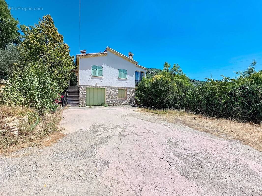 Maison à CHATEAUNEUF-VILLEVIEILLE