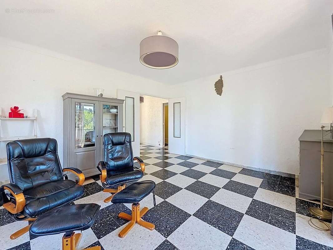 Maison à CHATEAUNEUF-VILLEVIEILLE