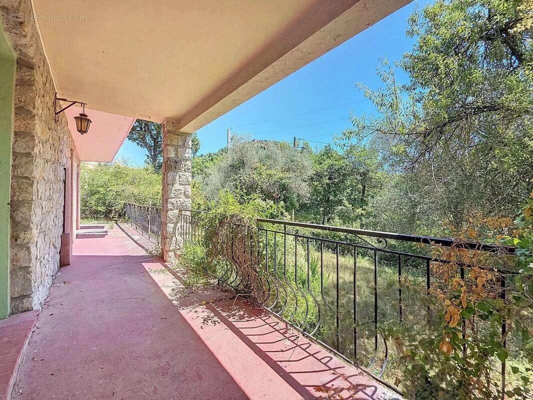 Maison à CHATEAUNEUF-VILLEVIEILLE