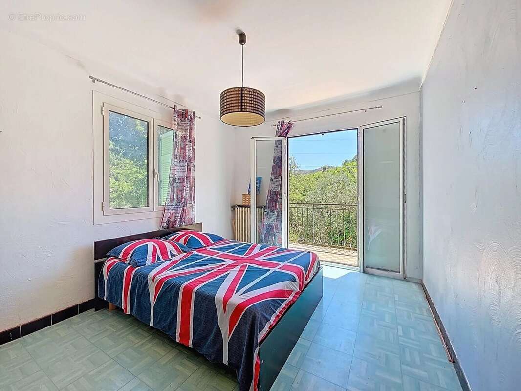 Maison à CHATEAUNEUF-VILLEVIEILLE