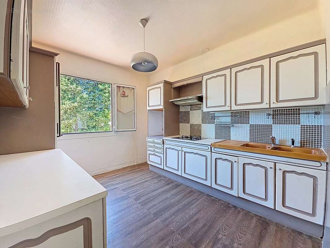 Maison à CHATEAUNEUF-VILLEVIEILLE