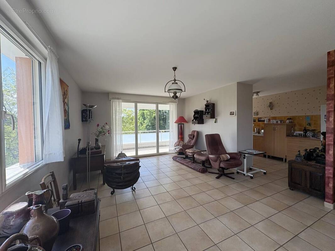 Appartement à SAINT-PRIEST-EN-JAREZ