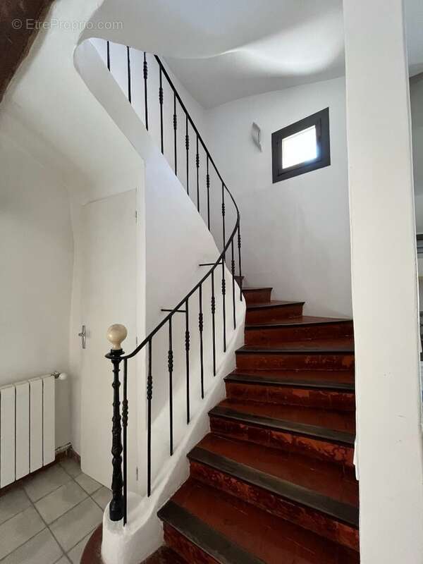 CAGE D&#039;ESCALIER - Maison à LAGNES