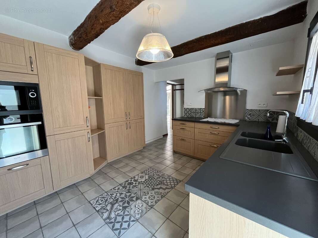 CUISINE ENTIEREMENT EQUIPEE - Maison à LAGNES