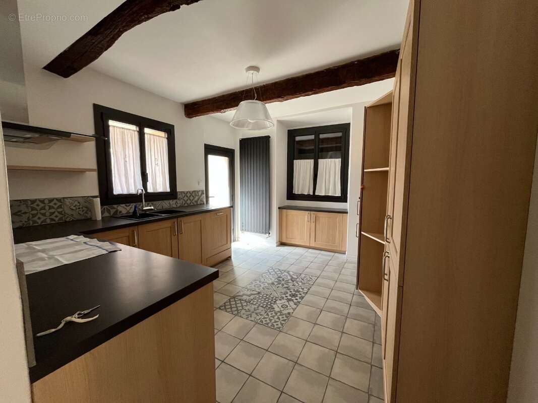 CUISINE ENTIEREMENT EQUIPEE - Maison à LAGNES