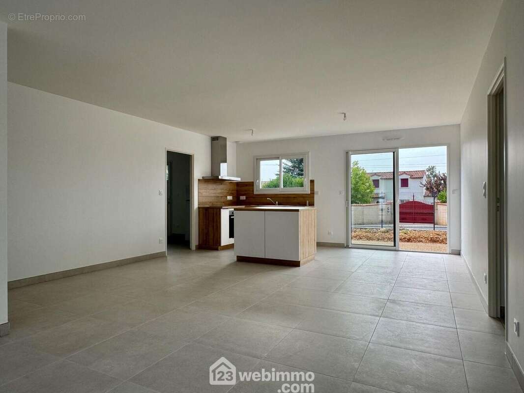 En vue opposée avec lumière traversante, - Maison à MONTAMISE