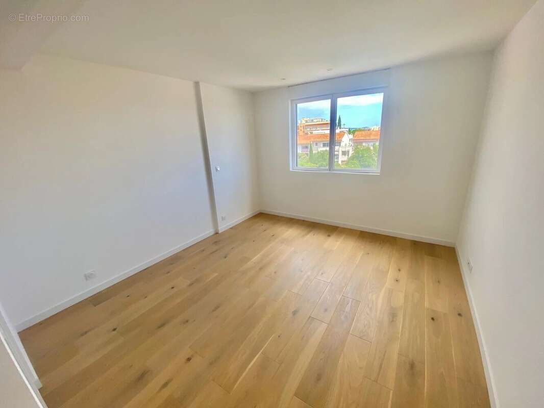 Appartement à SAINT-LAURENT-DU-VAR