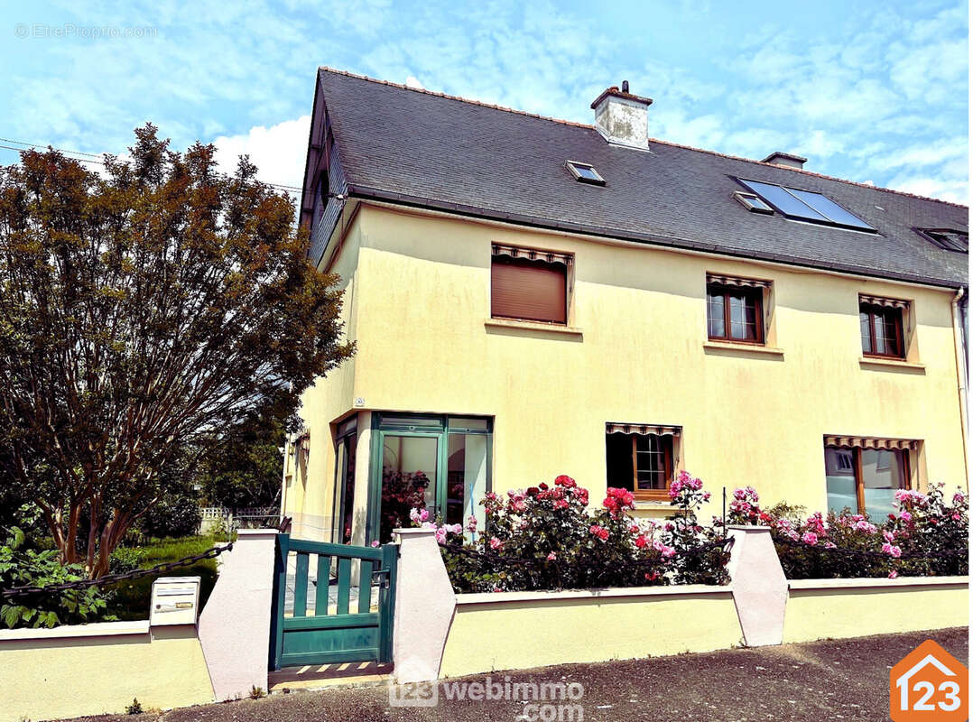 Façade soignée sur rue calme ? environnement résidentiel recherché - Maison à RENNES