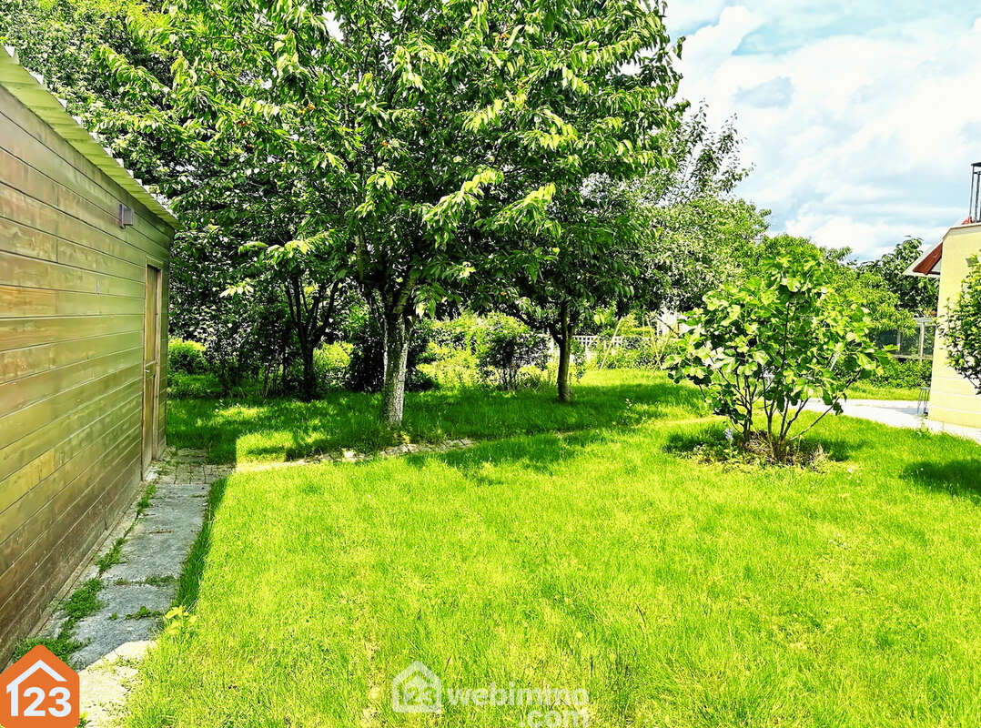 Jardin arboré en fond de parcelle ? cadre intime et potentiel d?extension - Maison à RENNES