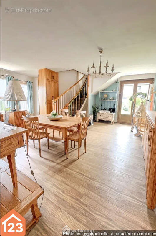 Salon ? salle à manger avec double exposition et accès terrasse - Maison à RENNES