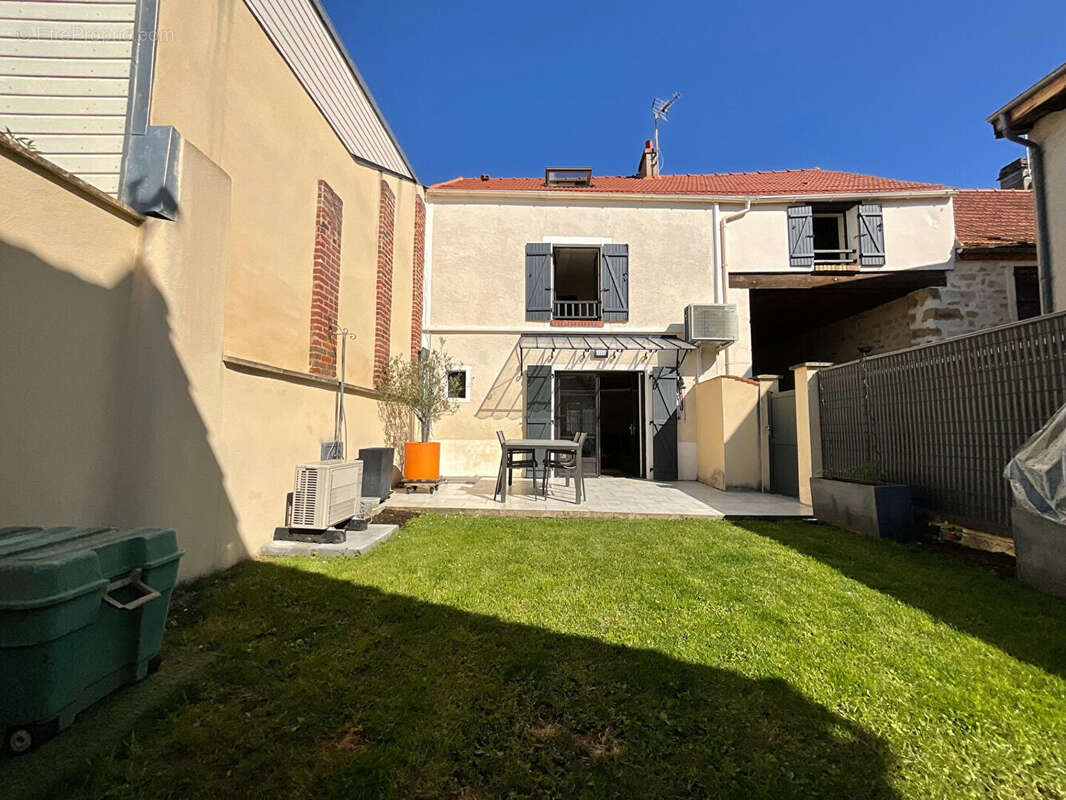 Maison à MAURECOURT