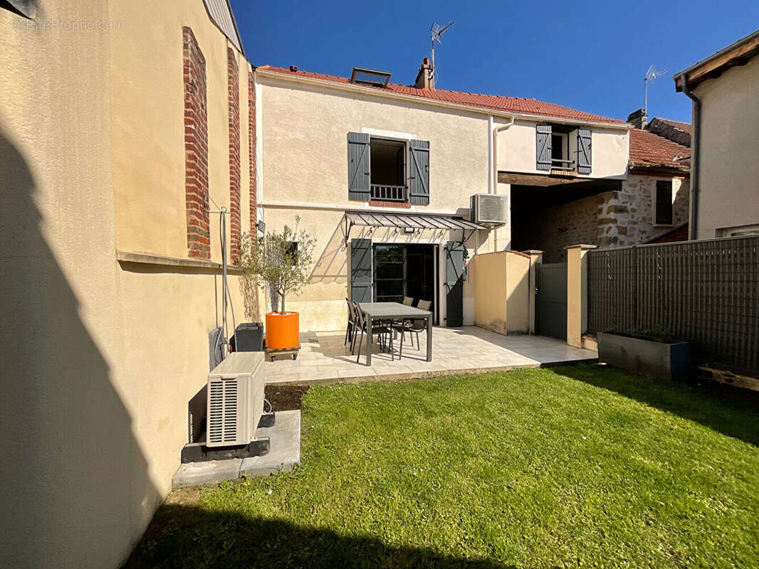 Maison à MAURECOURT