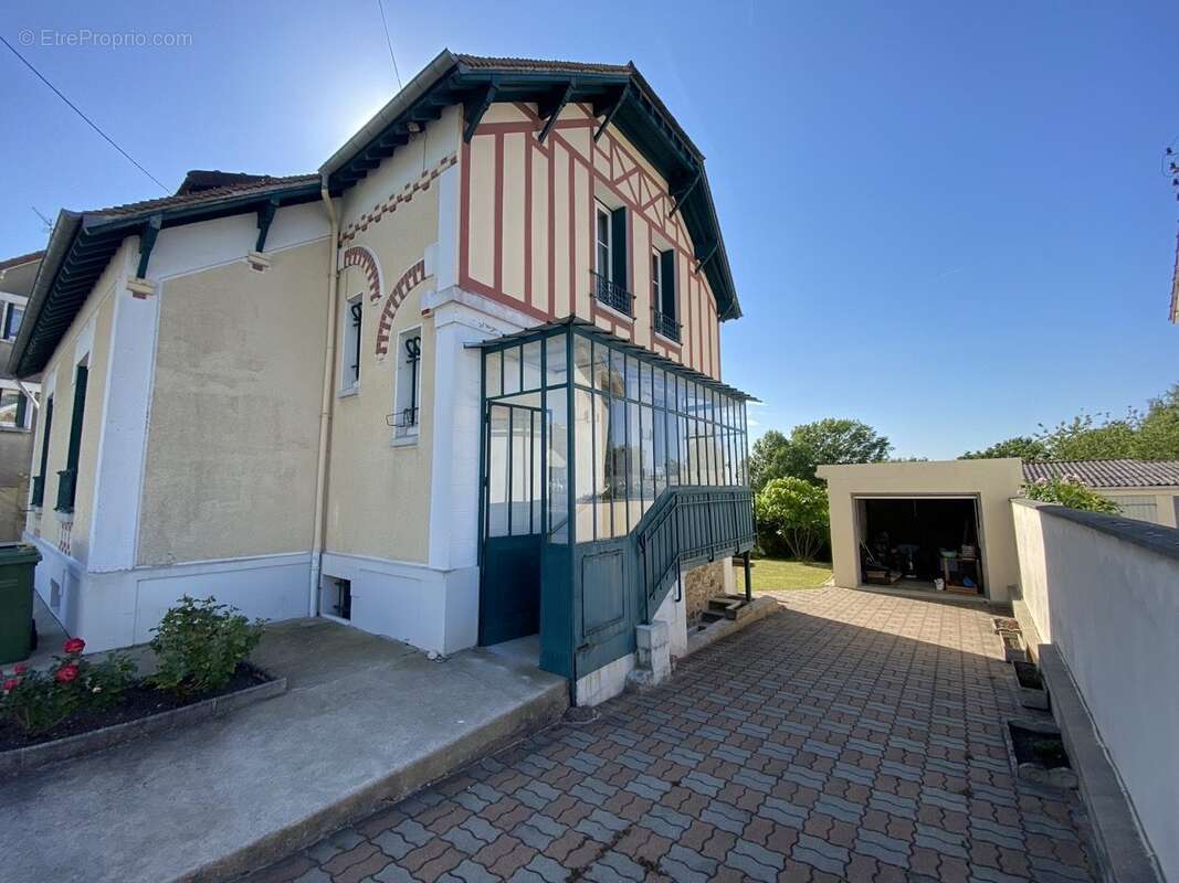 Pignon entrée - Maison à COULOMMIERS