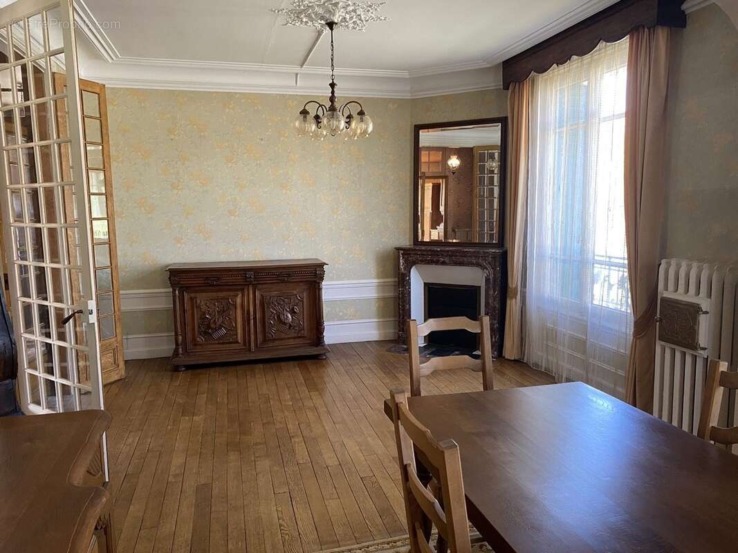 Salon - Maison à COULOMMIERS