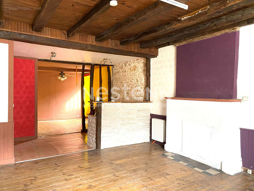 Maison à SAINT-MARTIAL-DE-VALETTE