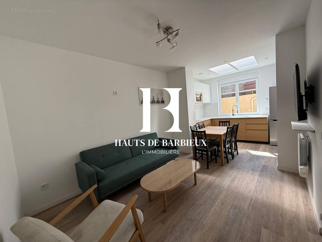 Vue du salon-salle à manger-cuisine - Maison à CROIX