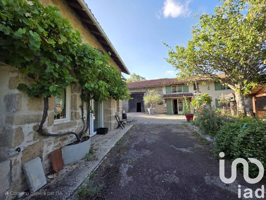 Photo 1 - Maison à COMPREIGNAC