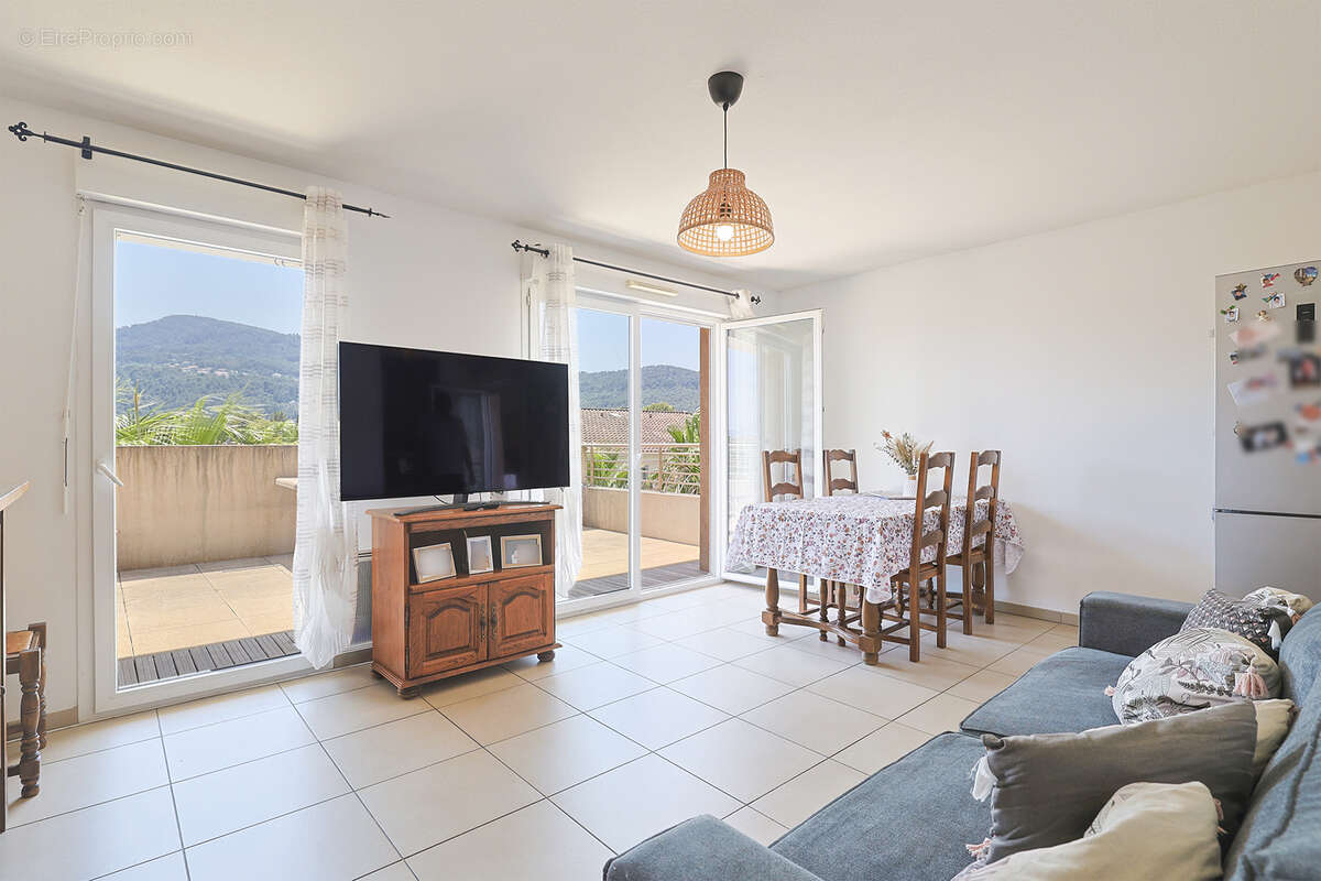 Appartement à SOLLIES-PONT