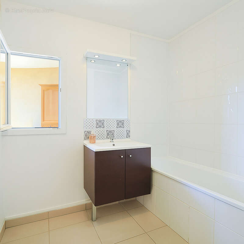 Appartement à SOLLIES-PONT