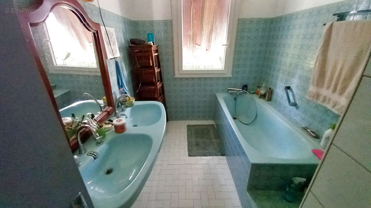 Commerce à LE POUJOL-SUR-ORB