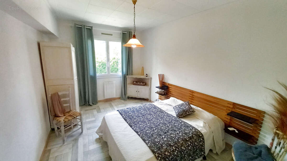 Commerce à LE POUJOL-SUR-ORB